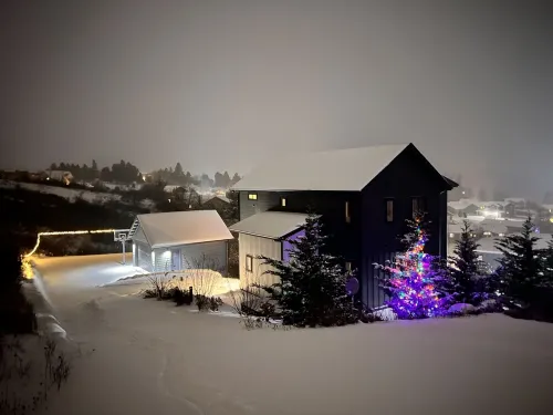 Get Away to White Salmon; Hot Tub, Pickle-Ball, Basketball, Fitness Room & More! 화이트 새먼 호텔