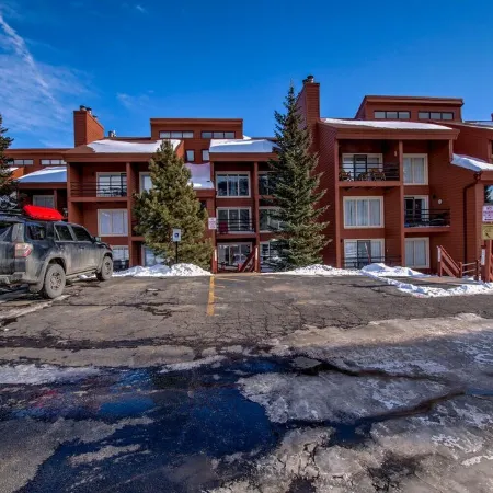 Silverthorne Condo with Mtn views, Pool & Hot tub