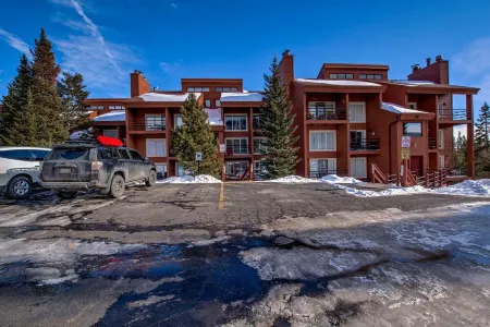Silverthorne Condo with Mtn views, Pool & Hot tub