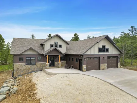 Stylish home with hot tub, pool access, wifi and garage