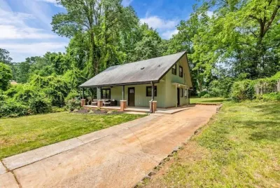 Modern 3 BR house in Belmont Belmont NC Historical Society Cultural and Heritage Learning Center附近的飯店