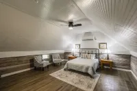 Remodeled Cabin, with creek, super close to Nashville