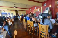 Charming garden Hideaway apartment in Belmont Heights. Abundant outdoor seating.