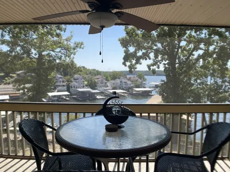 3bd/3ba condo, lake front, steps from lakeside pool, family fun, 5 star reviews! Отели в г. Осейдж Тауншип