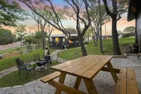 The Armadillo Villa! Hillside Haven with a Panoramic View of the Colorado River Hotels in Marble Falls