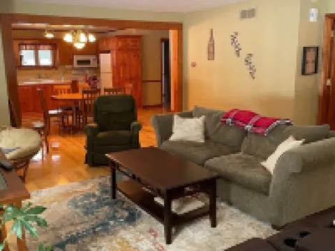 Quiet Lake with Kayaks and Direct Beach Access! 馬凱特縣酒店