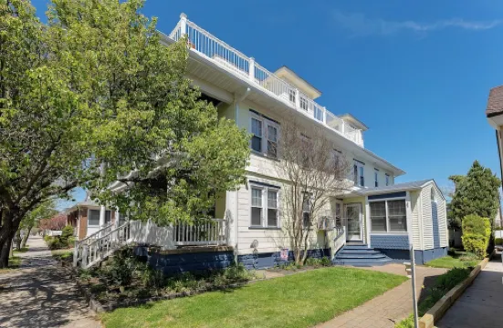 Crocus by the Sea Breeze Bay5-minute walk to the beach and pet friendly! Hotels in Wildwood Crest