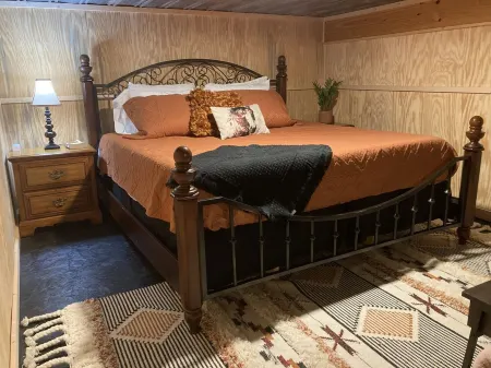 The Red Pony Inn. Farm friendly barn with a cozy apartment and beautiful scenery Отели в г. Эллендейл