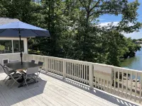 Beautiful, peaceful lakefront home on Loch Lomond!