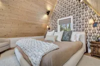 The StAy FrAme- BRAND NEW, sauna, hot tub