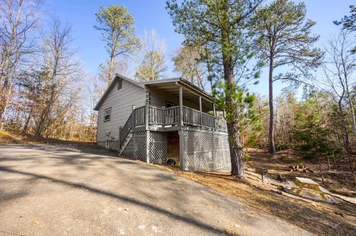 New Listing! Couples retreat- swing bed-hot tub-fire pit-putt putt
