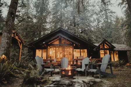 North Cascades Getaway – Off-Grid Riverside Cabin with Wood-Fired Hot Tub