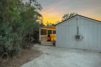 Private Ranch Cabin with Hot-Tub + Close to Town