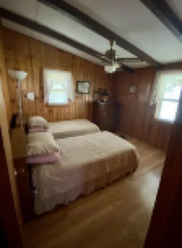 Quiet Getaway Cozy Cabin Directly on Lake Martin