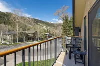 Incredible views in open 2 bedroom condo in Aspen Core! Walk to Gondola.