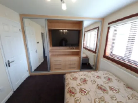 London Luxury 6 Bedroom Large House with 3 Bathrooms  Free Parking Close to Tube