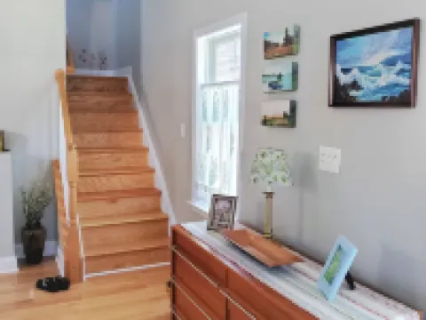 Large Luxury 4 bed/3 bath Beach House-2 Blocks to beach, 1 Block to Bay Hotels in Colonial Beach