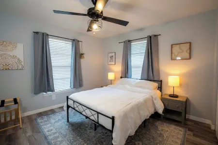 Quiet Tarpons Springs Unit Close to Everything the City has to Offer!