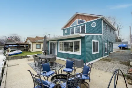 Cozy Renovated Lakehouse with Boat Dock and Canal Access