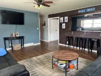 Spacious 5-bedroom House, Garage/Hot Tub/Bar, Close to RRG, Fiber WiFi