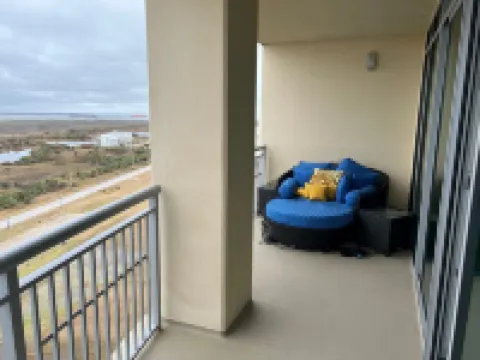 Palisades Palms 11th Floor Upscale 2 Bedroom Unit with Bay Views