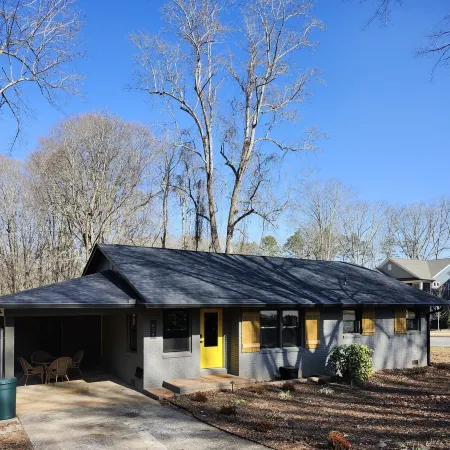 Fully Renovated Home walking distance to downtown Belmont. 10 Min to CLT Airport