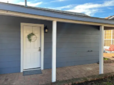 Newly renovated cozy cottage, located in the backyard of my home.