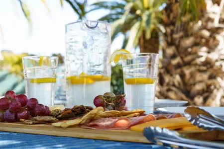 Orchard Oasis: 20 min to Oceano/Pismo Beach, BBQ, Pool Table, King-sized beds Отели рядом с достопримечательностью «Нипомо Суэп Мит & Флимаркет»