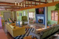 Fun cottage w/VIEW, minutes to downtown Eureka Springs, Beaver Lake, White River
