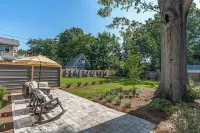 Quintessential 2-bedroom bungalow in the heart of Shandon in Columbia, SC. Hotels near Goodwill