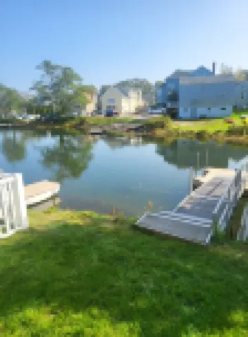 Cozy condo with harbor views. Walk to Dock Square and Beach.