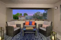 Beautiful 2 BR modern and spacious ScottsdaleCondo فنادق في 