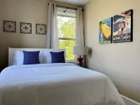 Color Pop Casa | 2BR/1BA Townhome near Ford Center Mesker Park Zoo & Botanic Garden附近的飯店