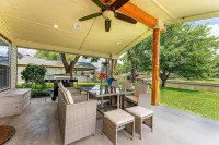Top-Rated! Hot Tub, Kayaks, Fishing, Boat Dock! Granbury Paddle and Play Escape!