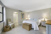 Phoenix Towers Condo on the Ocean with Private Beach, Pool and other Accessories