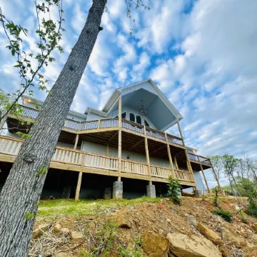 New! Private 5BR 5,000 SqFt Lake House on 7 Acres