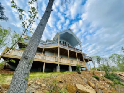 New! Private 5BR 5,000 SqFt Lake House on 7 Acres