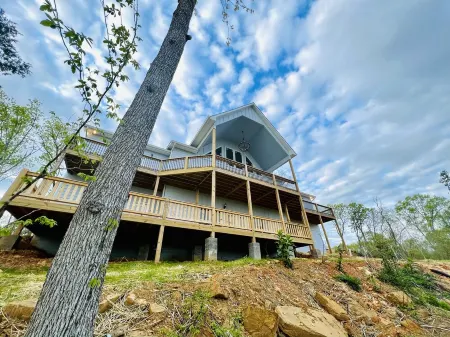 New! Private 5BR 5,000 SqFt Lake House on 7 Acres