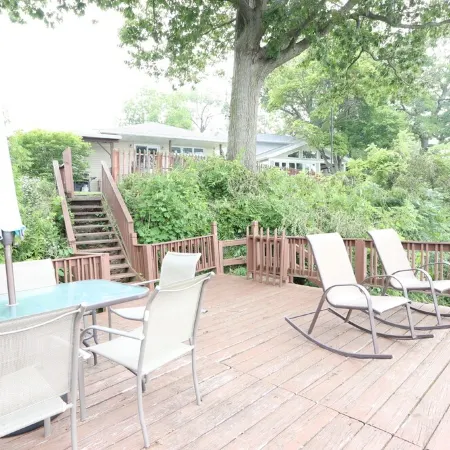 75 Ft Of Private Lakefront!