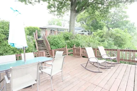 75 Ft Of Private Lakefront!