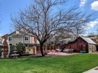 Large, 2-story Victorian home, w/ huge backyard & Flatiron views! Ideal location