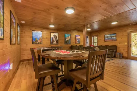 Rustic Elegance with Hot Tub, Game Room, and pets welcome!