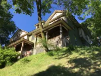 Restored 1906 3-Bedroom Townhouse Overlooking the Mississippi River Unit #1. Hotels in Davenport