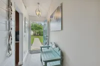 Pool/Heated Spa, Pool Bar, Bikes, 3 min to Beach and 10 min to Town, Golf Cart!