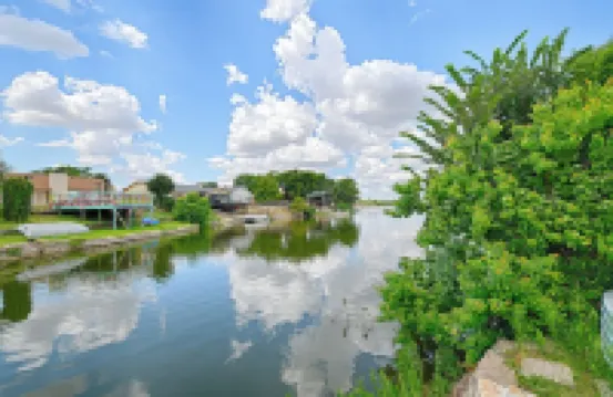 Spacious 4-bedroom house in peaceful Irving with WiFi, AC, Keyak fun