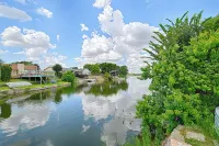 Spacious 4-bedroom house in peaceful Irving with WiFi, AC, Keyak fun