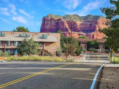 Sedona Cozy Condo with Pool, Walk to Restaurants, 4-Min to Hiking, Near Stores Hotels near Bell Rock