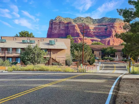Sedona Cozy Condo with Pool, Walk to Restaurants, 4-Min to Hiking, Near Stores Отели рядом с достопримечательностью «Белл Рок»
