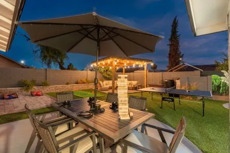 Heated Pool~Hot Tub~Ping Pong~King Bed~Yard Games