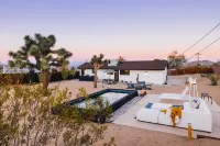 Casa Demesne + Container Pool + 10 Min to Joshua Tree National Park + Fire pit